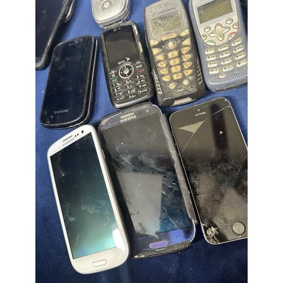 cell phones Lot of 16 older models in need of repair for parts or repair - - Picture 12 of 12